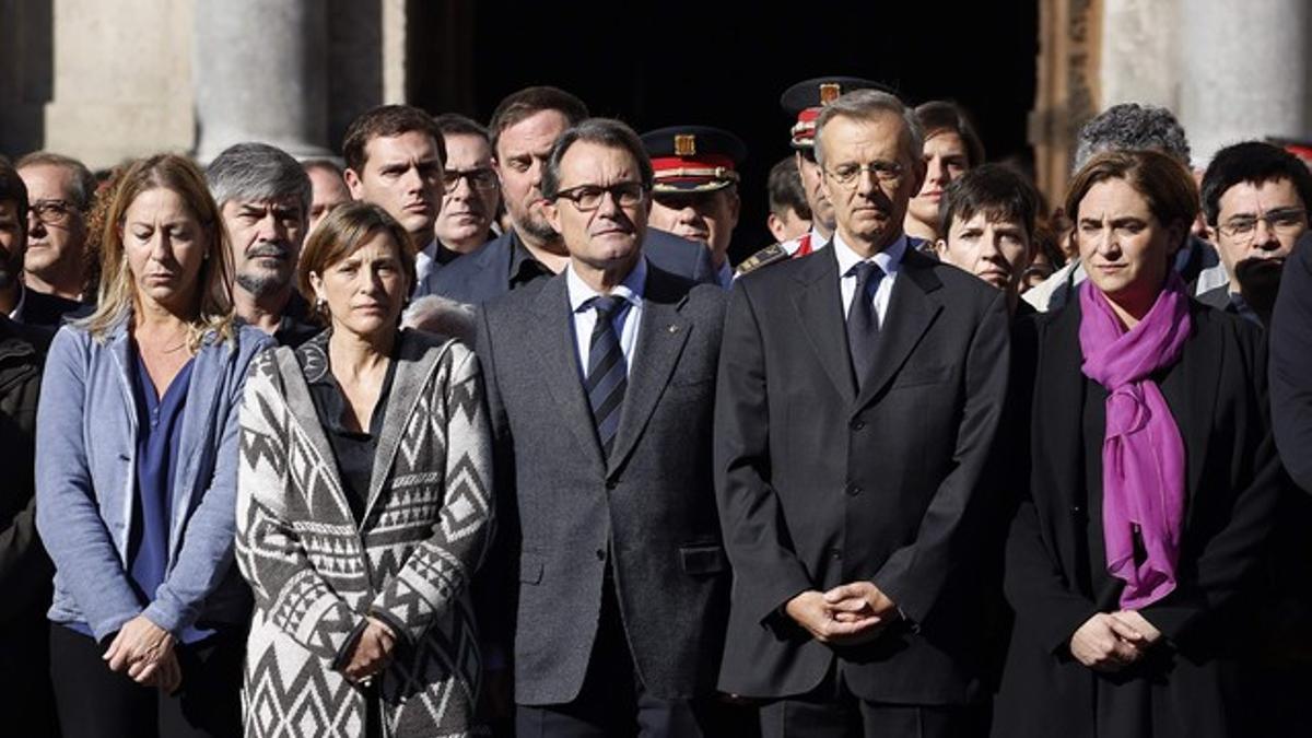 Munté, Forcadell, Junqueras, Rivera, Mas y Colau, entre otras autoridades, este sábado, en el minuto de silencio de la plaza de Sant Jaume.