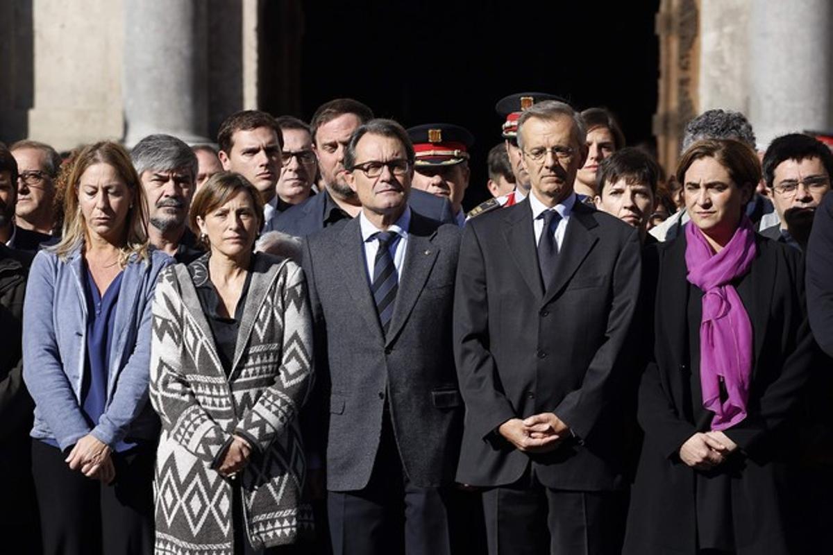 Munté, Forcadell, Junqueras, Rivera, Mas i Colau, entre altres autoritats, aquest dissabte, en el minut de silenci de la plaça de Sant Jaume.