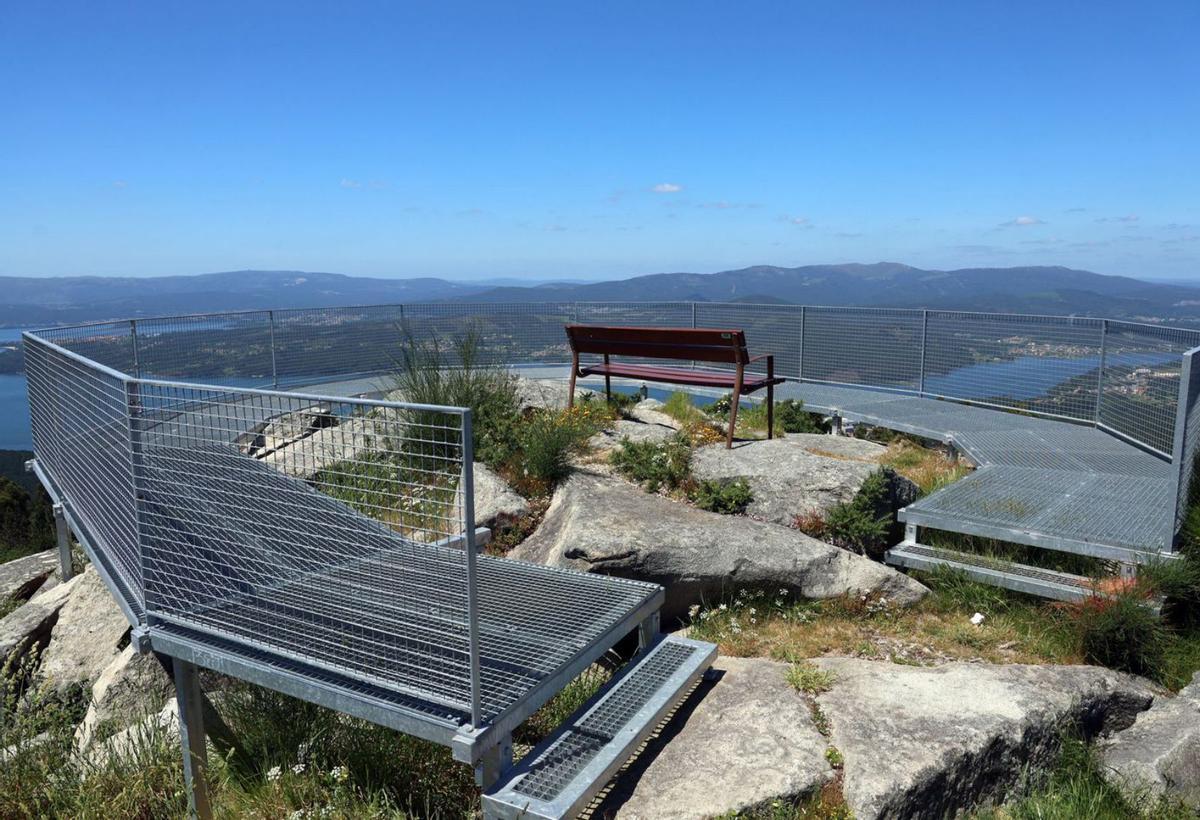 Vista del mirador de Xiabre tras el robo de la cruz, que estaba junto al banco. |  Noé Parga