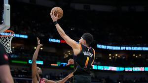 Devin Booker ataca a Herbert Jones en su partido de 52 puntos ante Pelicans