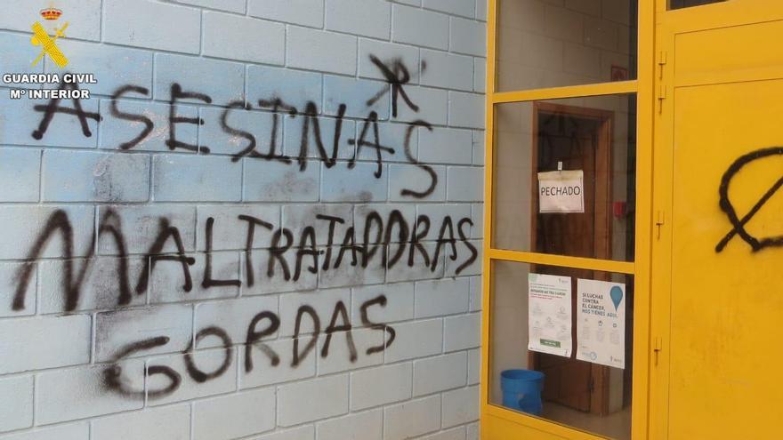 Detienen a un vecino de Cariño acusado de un delito de odio por pintadas contra el colectivo feminista