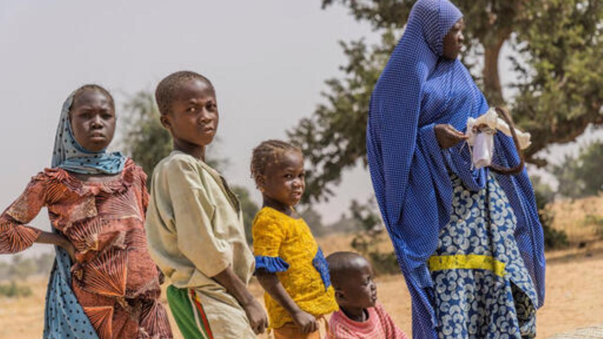 Una madre y sus hijos en Níger