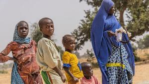 Una madre y sus hijos en Níger.