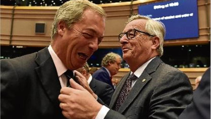 Nigel Farage, del UKIP, riu enmig d&#039;una conversa amb Jean Claude Juncker, al Parlament Europeu.
