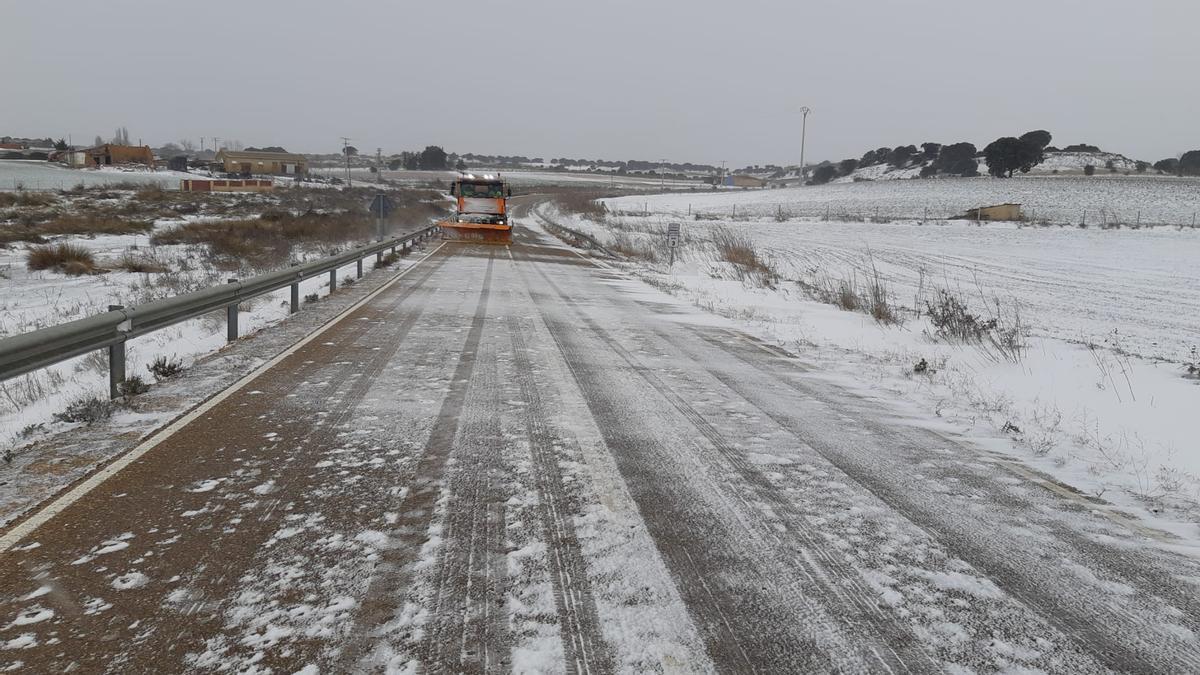 Una quintanieves de la Diputación recorre la carretera de Almaraz.