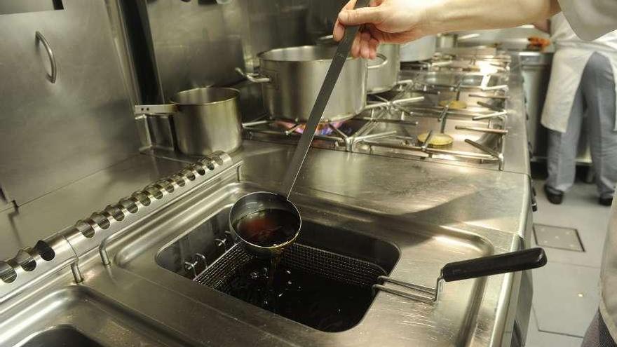 Cocineros a los fogones de un restaurante. / carlos pardellas