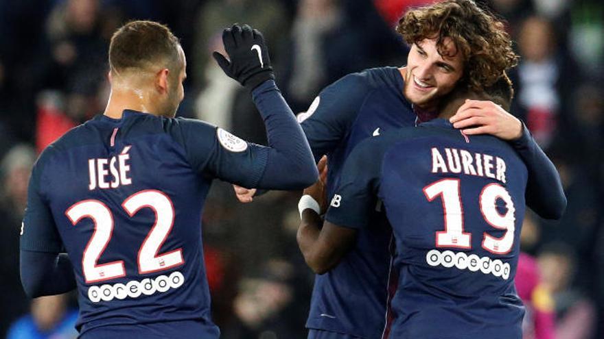 El grancanario Jesé Rodríguez celebra uno de los goles del PSG junto a Rabiot (de frente) y Aurier.