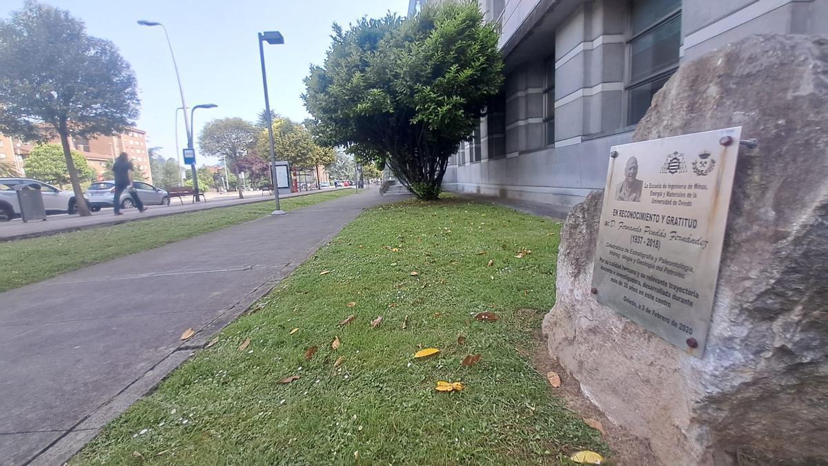 El monolito dedicado a Fernando Pendás, ya en su ubicación definitiva.