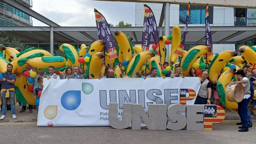 En la concentración frente a Educación se utilizaron plátanos para exigir el mismo plus que se cobra en Canarias. | J.F.M.