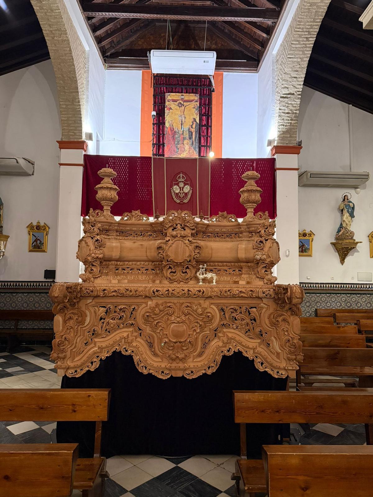 El paso del Señor de la Vera Cruz de Tomares ya luce con el proceso de tallado avanzado.