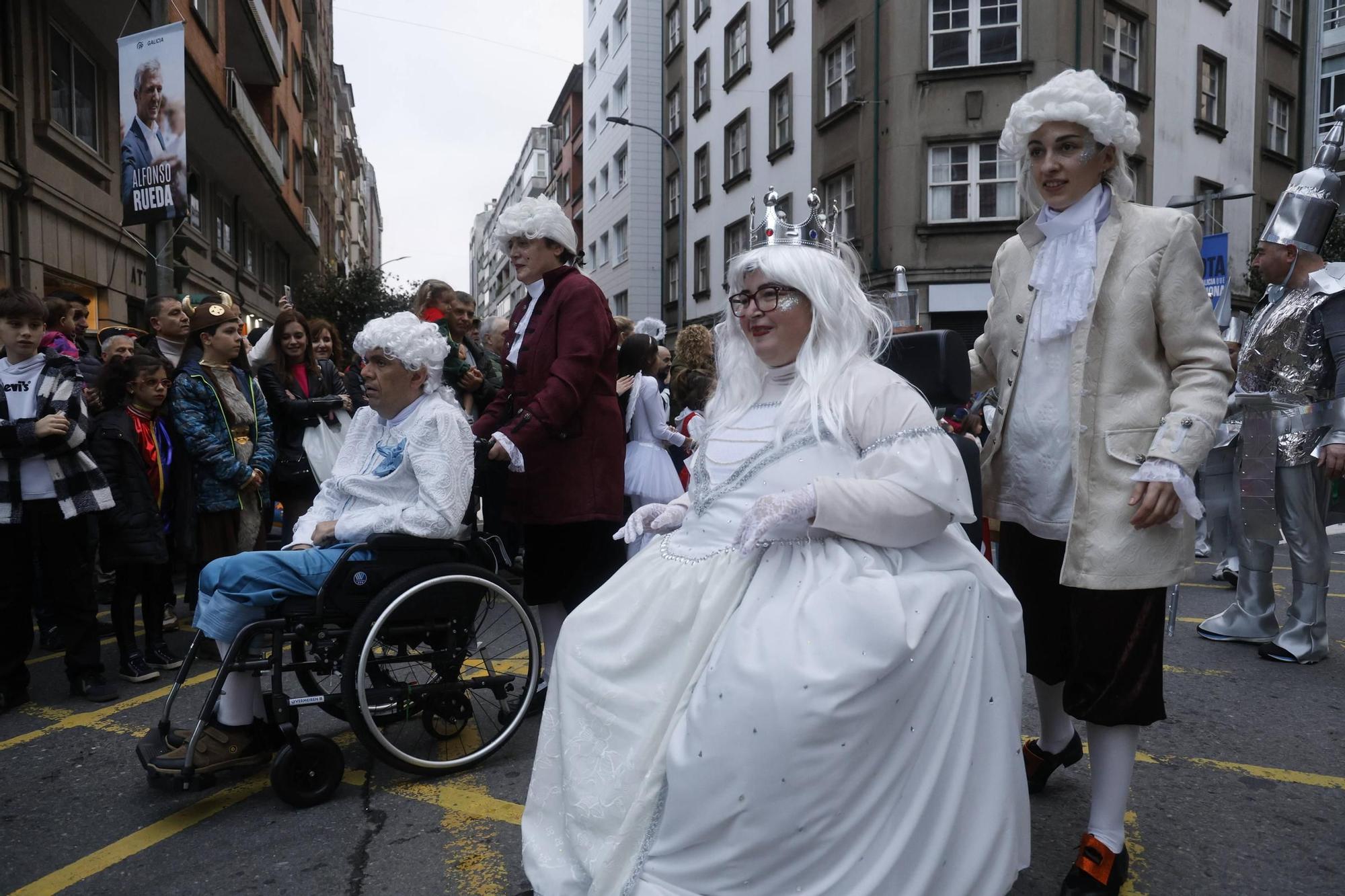 Santiago disfruta del tradicional desfile de Martes de Entroido