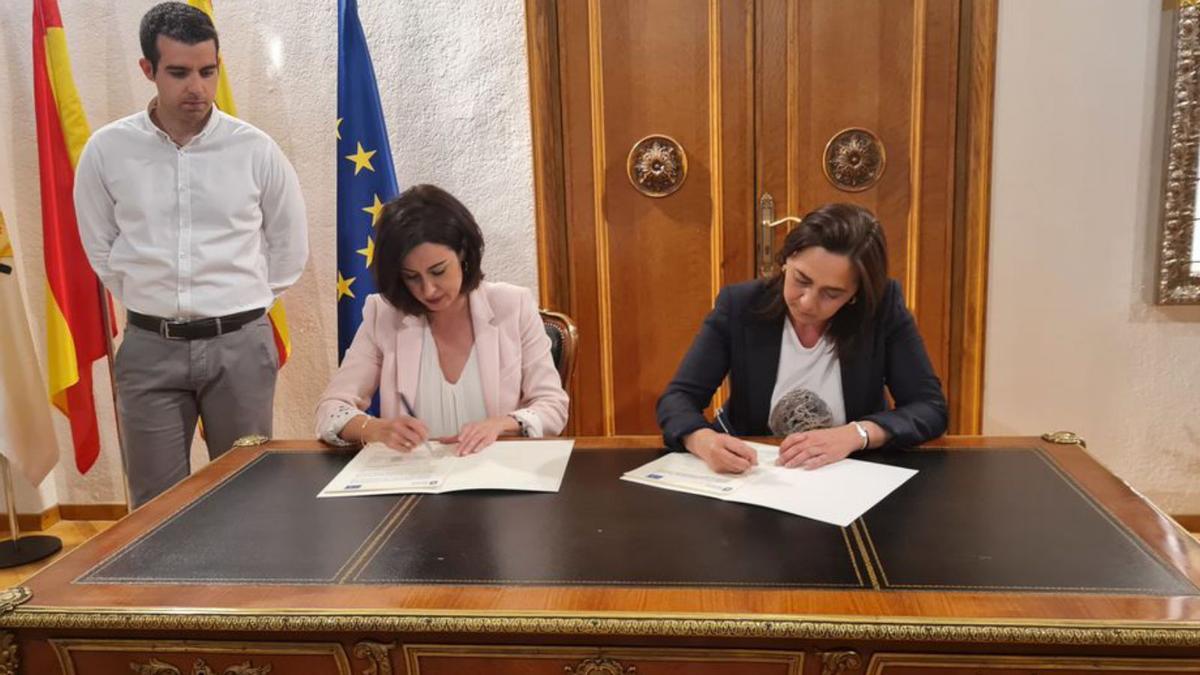 La alcaldesa y Pilar Bureta, presidenta de Interpeñas, en la firma. | SERVICIO ESPECIAL