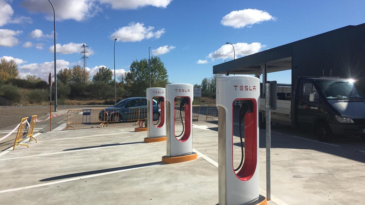 Los cuatro &quot;supercargadores&quot; Tesla instalados en Benavente y pronto operativos.