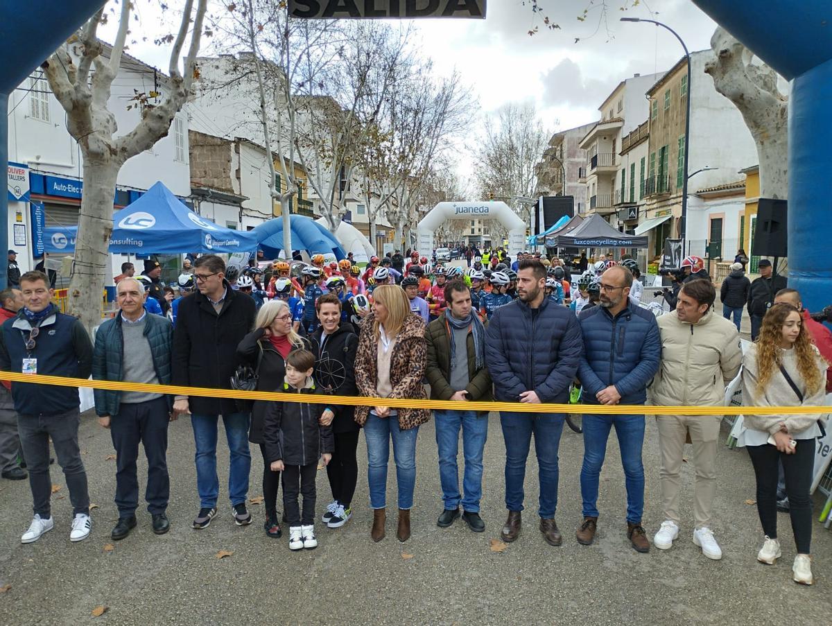 Homenaje a Guillem Timoner en Felanitx, en la primera etapa de la Challenge Ciclista Mallorca femenina