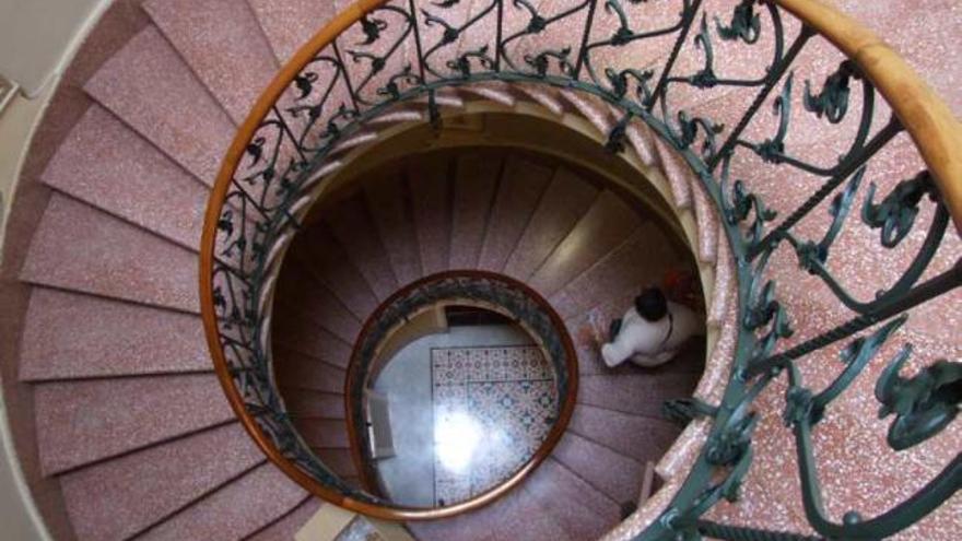 Escalera modernista del museo de Sóller.