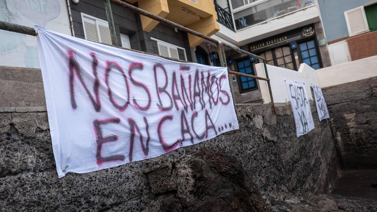 Carteles de protesta contra los vertidos contaminantes en Playa Jardín.