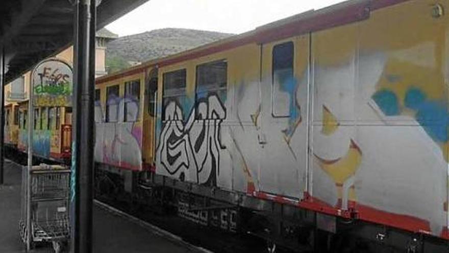 El Tren Groc tal com ha aparegut aquest agost tot pintat amb grafits
