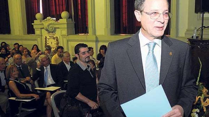 Andrés Vilán Pérez recibió ayer el cariño de la comunidad escolar del &quot;Valle Inclán&quot;.  // Rafa Vázquez