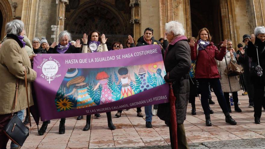 La concentración de la Revuelta de Mujeres en la Iglesia, ayer, frente a la Catedral de Oviedo.