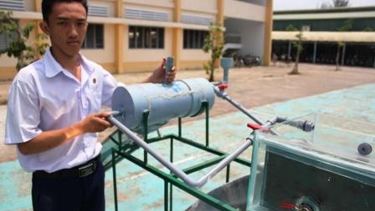 El joven Nguyen Tan Loi y su nuevo invento