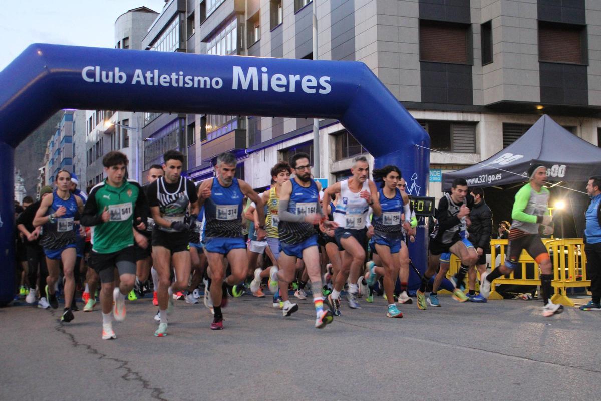 Todas las imágenes de la "San Silvestre" de Mieres: desde los más pequeños hasta los mayores, y con el "Grinch" siempre atento