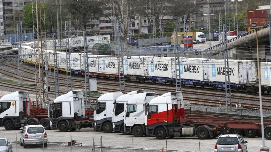 Tren de mercancías en la estación de Guixar (Vigo)