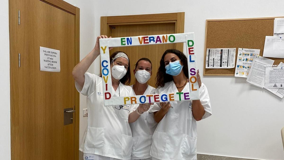 Enfermeros del centro de salud de Costa Teguise, en Lanzarote, animan a vacunarse contra la Covid.