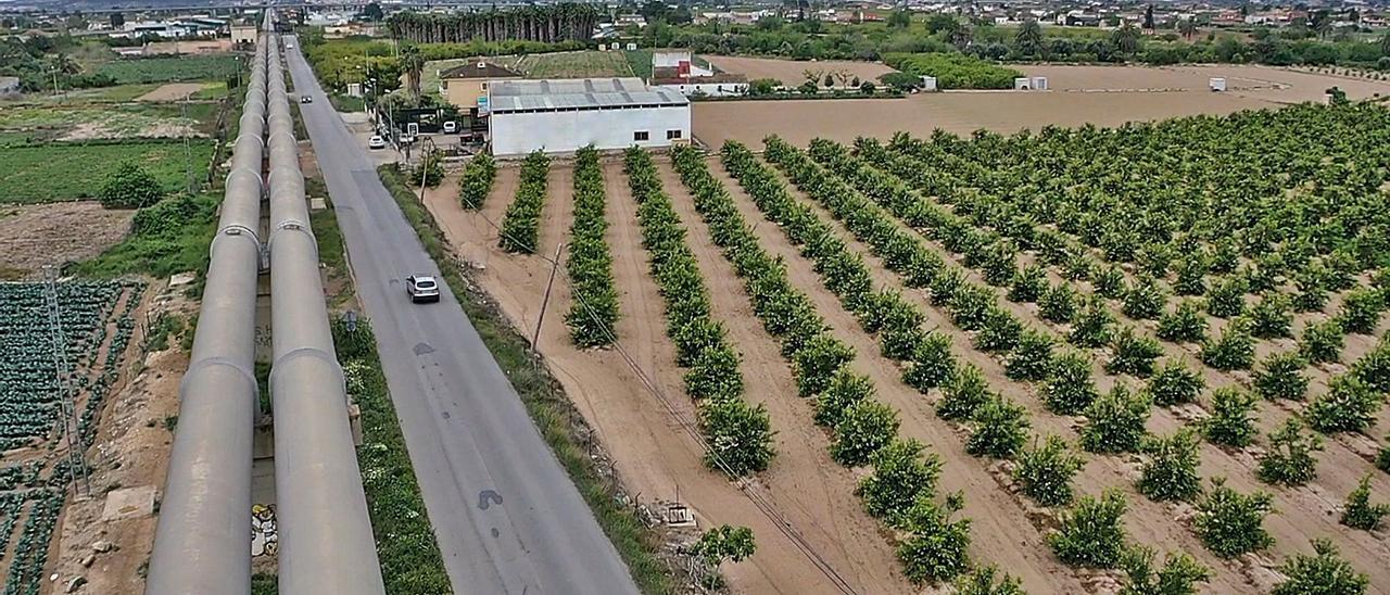 Tuberías del trasvase Tajo-Segura a su paso por el municipio de Orihuela, en la comarca de la Vega Baja.  |