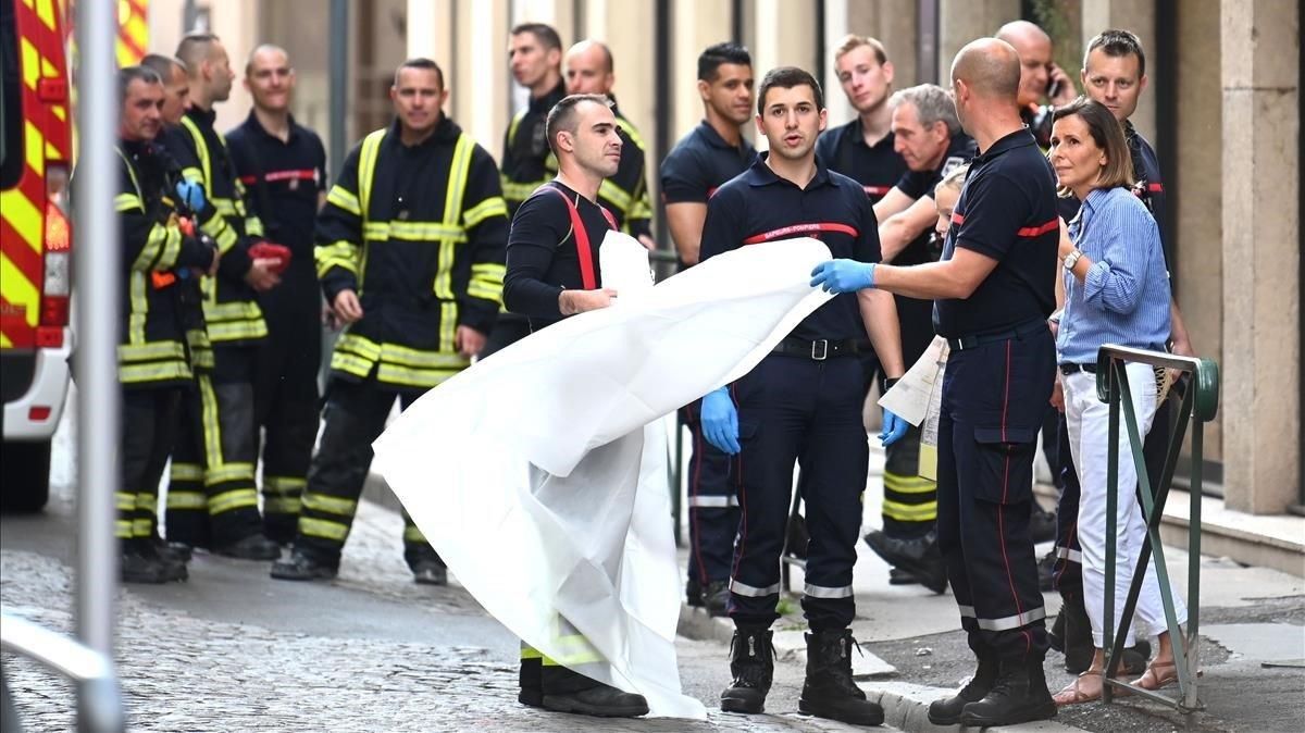 zentauroepp48309112 french emergency workers arrive at the scene of a suspected 190524190345