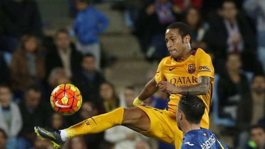 Neymar salta a por el balón.