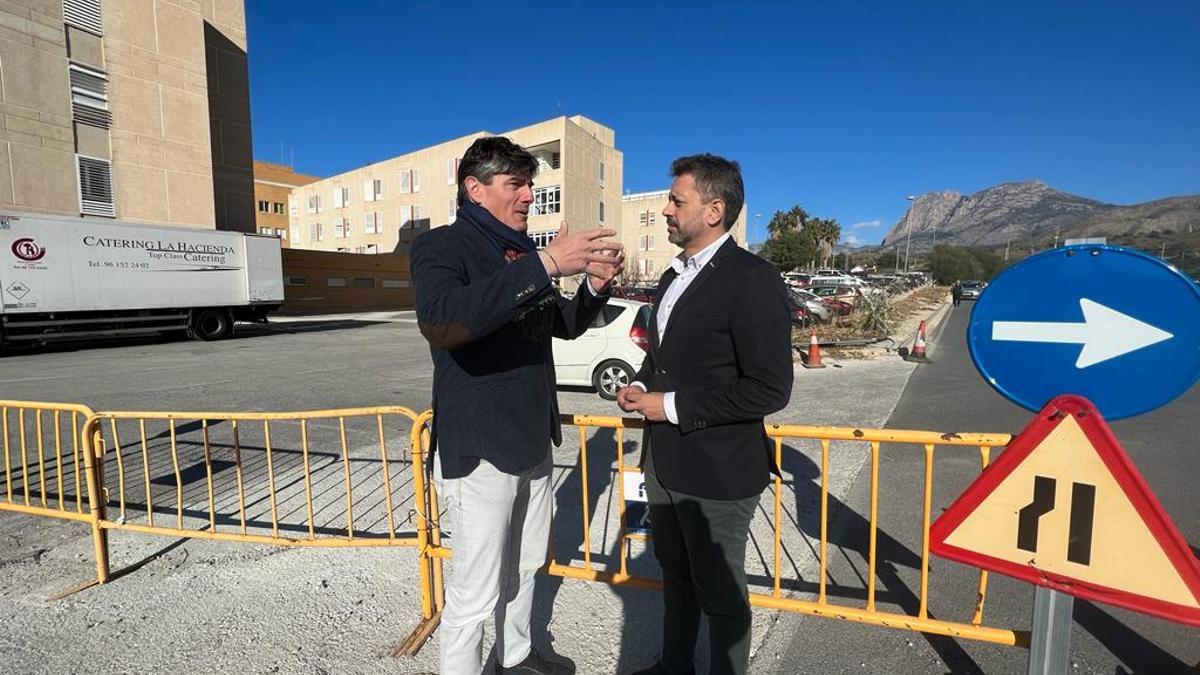 El diputado y el candidato a la Alcaldía en el hospital de La Vila.