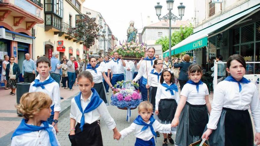 Una edición anterior de la procesión de la Virgen de Guía en Ribadesella.