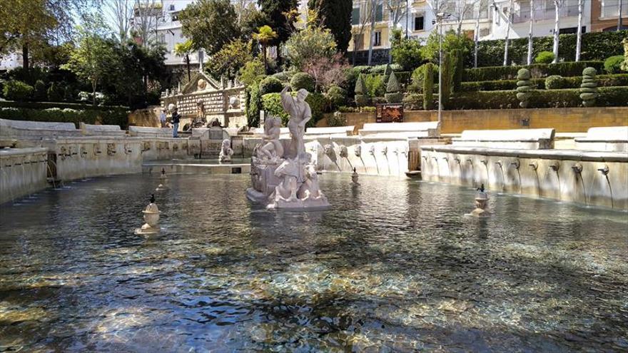 Neptuno y Anfítrite relucen en la Fuente del Rey tras su restauración