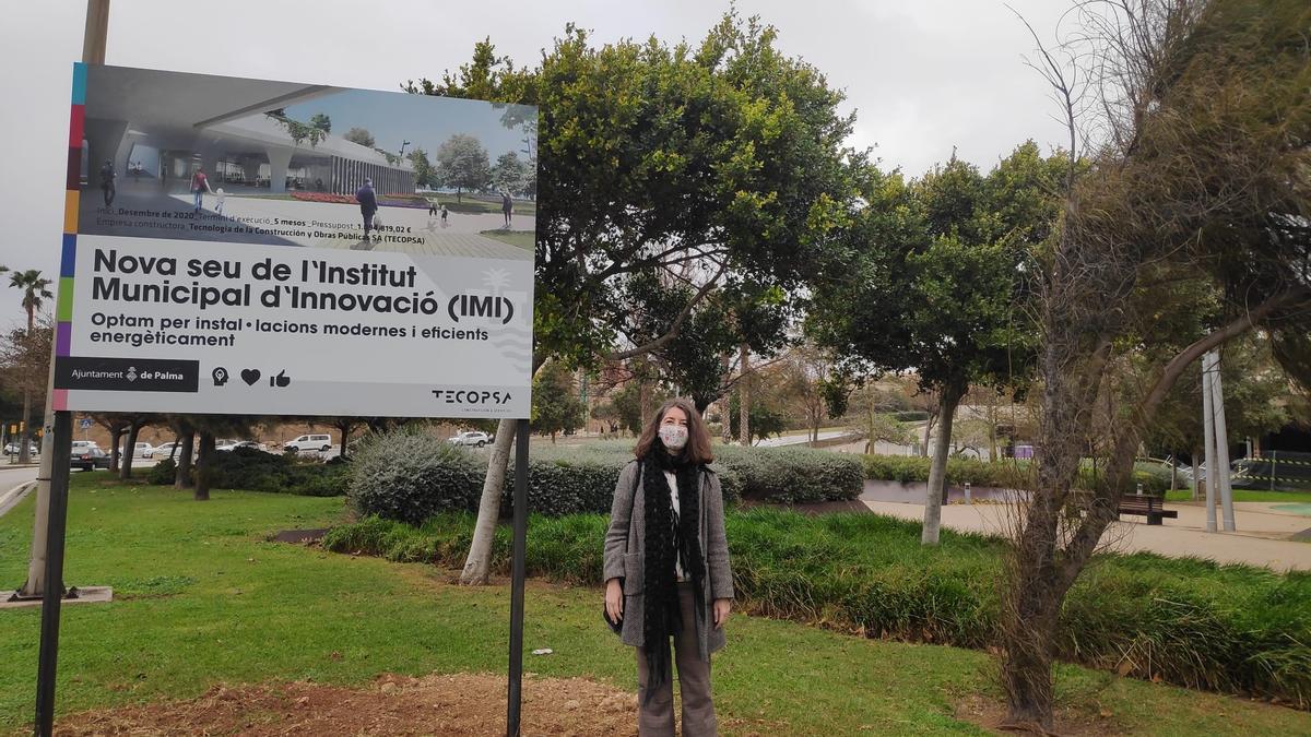 Neus Truyol, junto al cartel que anuncia las obras.