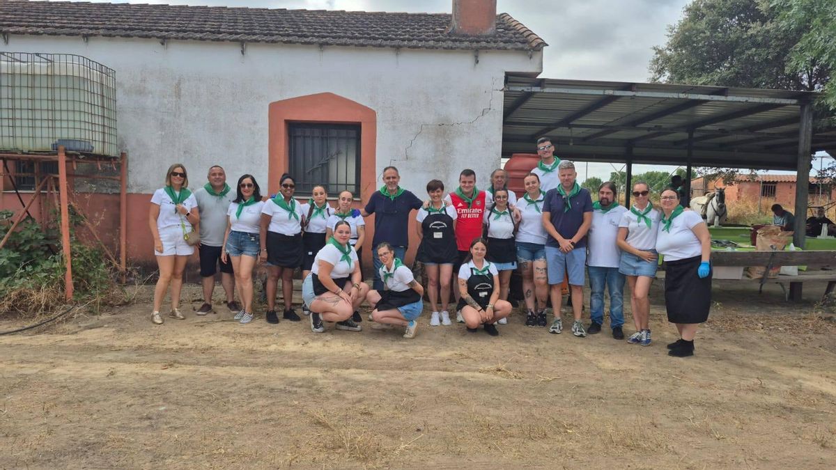Autoridades locales, miembros de la Comisión de Fiestas y de peñas.