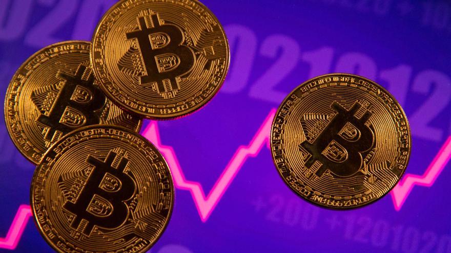 Muertes y resurrecciones del bitcoin: la criptomoneda cae, pero sigue atrayendo inversión