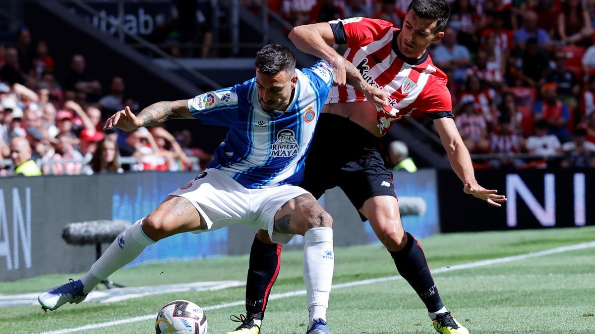 Joselu intenta controlar el balón ante Vivian en el Athletic-Espanyol en San Mamés.