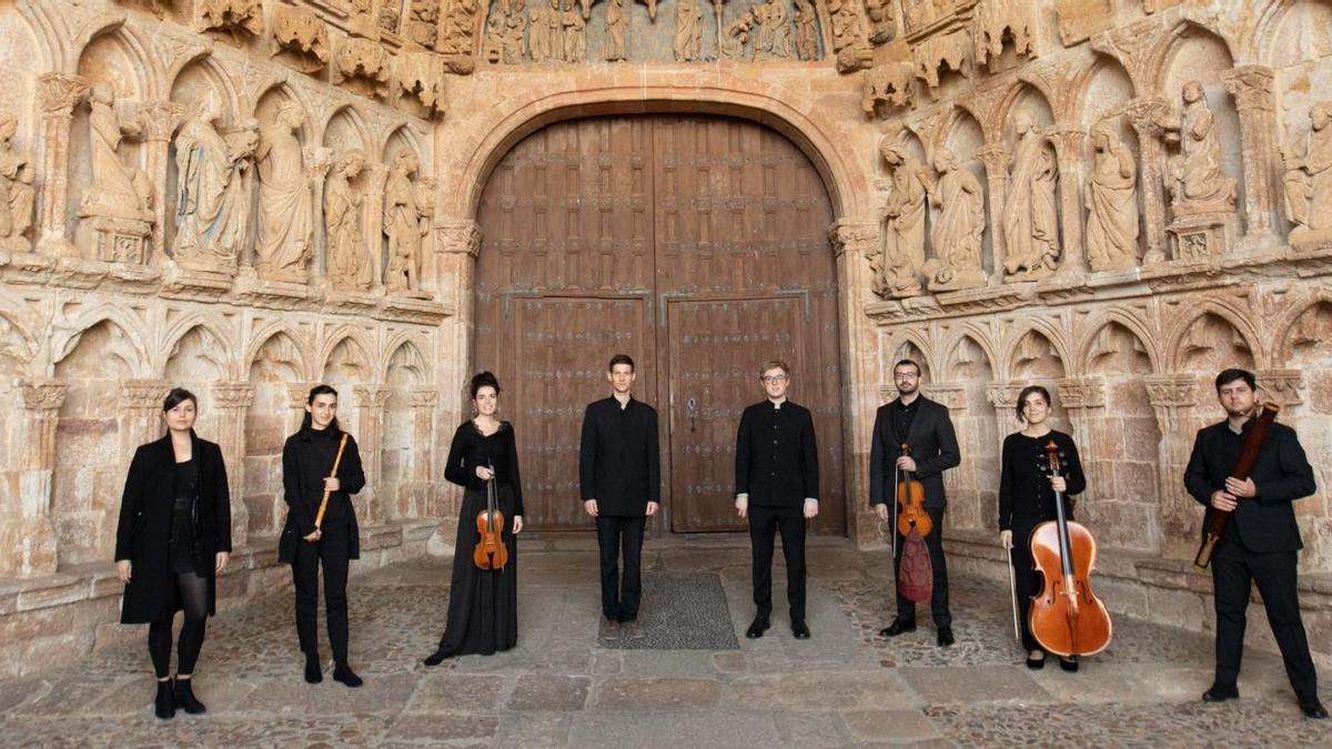 Integrantes del grupo Ensemble Semura Sonora, a las puertas de la Colegiata de Toro. | Manuel Balles