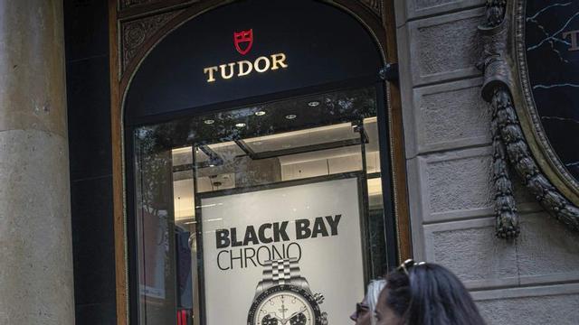Aparadors de ‘boutiques’ de joies i rellotgeria de luxe al passeig de Gràcia de Barcelona, aquesta setmana. | MANU MITRU