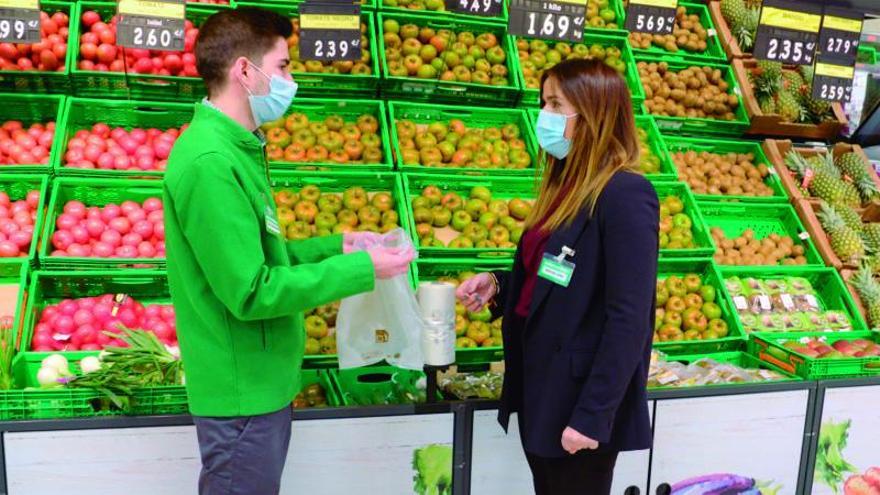 Dos trabajadores de Mercadona manipulan las nuevas bolsas sostenibles. | | E.D.