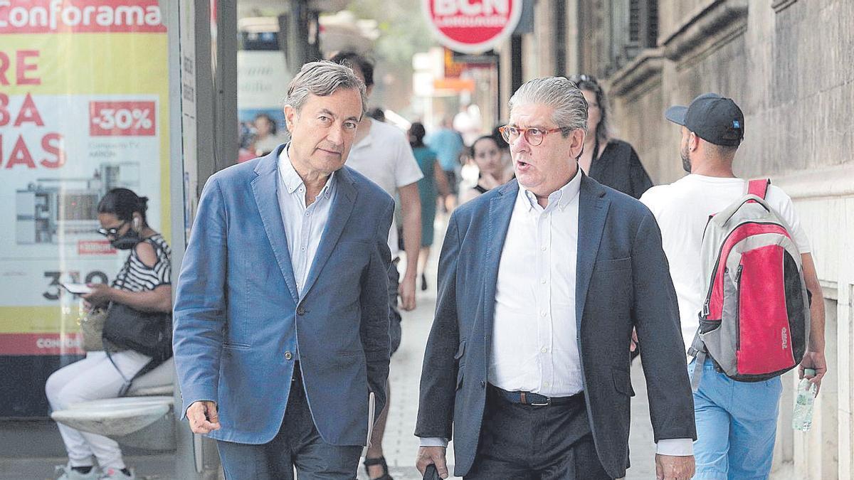 Gual de Torrella junto a su abogado Eduardo Valdivia.