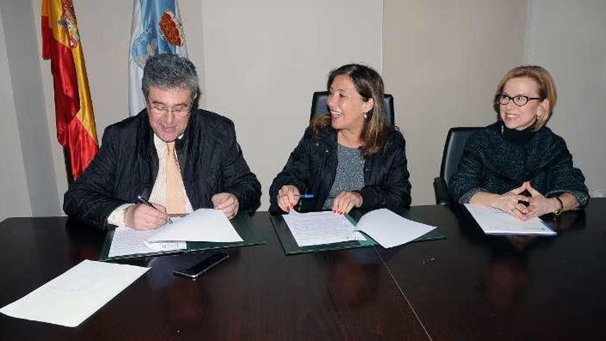 Firma del convenio ayer en Leiro. // I. Osorio