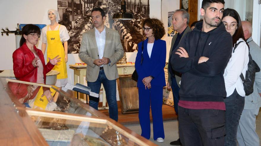Un momento de la visita de Alfonso Villares al Museo Massó de Bueu, ayer