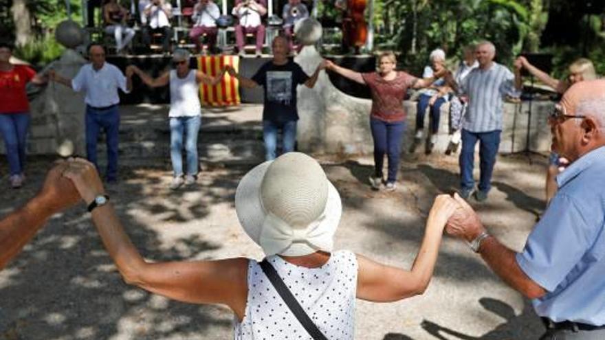 Els assistents, ballant sardanes a l&#039;acte de commemoració.