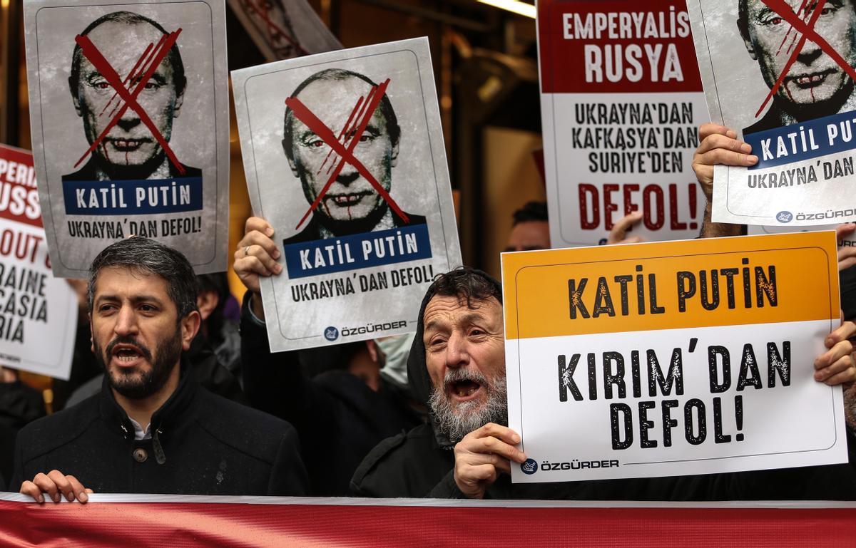 El pueblo turco protesta contra la operación militar de Rusia en Ucrania, en Estambul, Turquía.