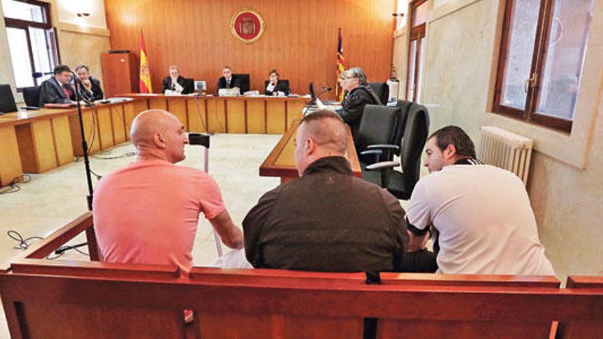 Los tres condenados, ayer en el banquillo de los acusados en la Audiencia Provincial.