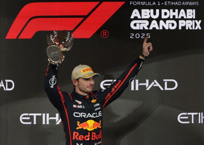 ABU DHABI (United Arab Emirates), 07/12/2025.- First placed Red Bull Racing driver Max Verstappen of Netherlands poses on the podium after the Formula One Abu Dhabi Grand Prix at the Yas Marina Circuit racetrack in Abu Dhabi, United Arab Emirates, 07 December 2025. (Fórmula Uno, Países Bajos; Holanda, Emiratos Árabes Unidos) EFE/EPA/ALI HAIDER