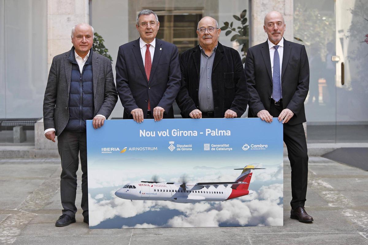 D’esquerra a dreta, Jaume Fàbrega, Miquel Noguer, Manel Nadal i Juan Corral, durant la presentació del nou vol Girona-Palma.