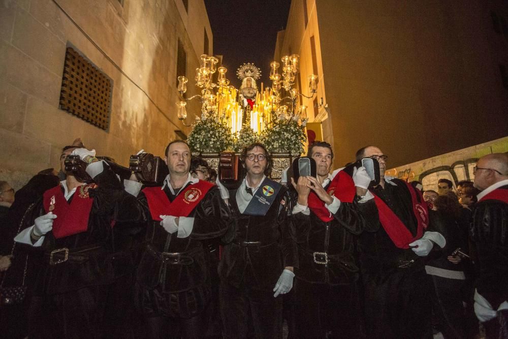 El numeroso cortejo de damas de mantilla caracteriza a esta hermandad