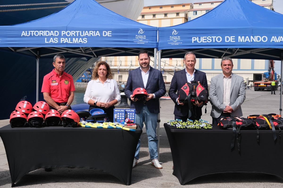 Ayuntamiento y Autoridad Portuaria presentan 70 nuevos equipos de protección acuática para Bomberos